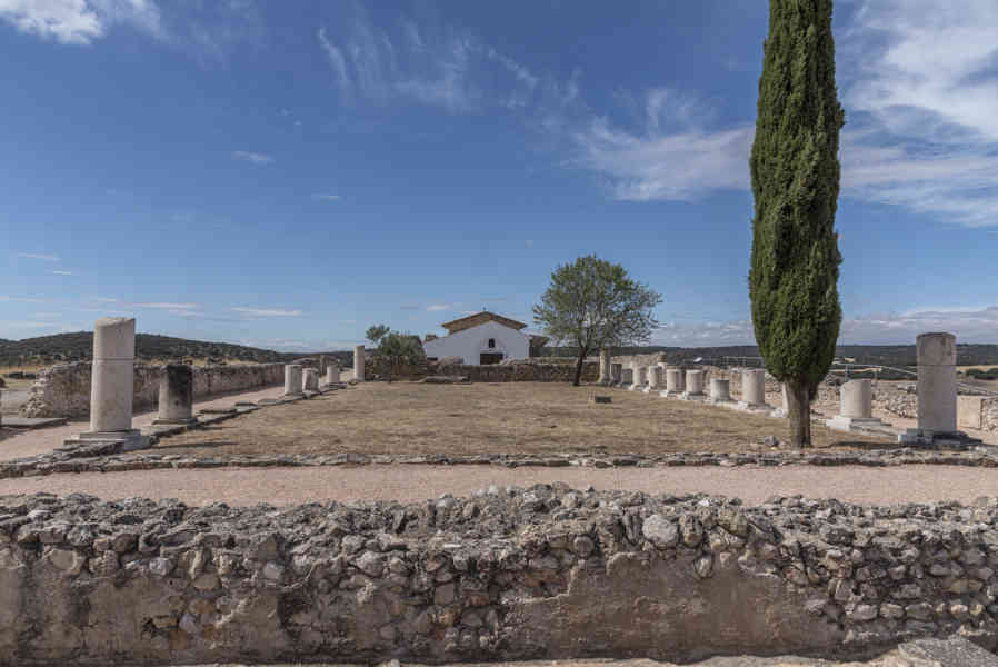 Cuenca - Saelices - parque arqueológico de Segóbriga 21 - Aula Basilical.jpg